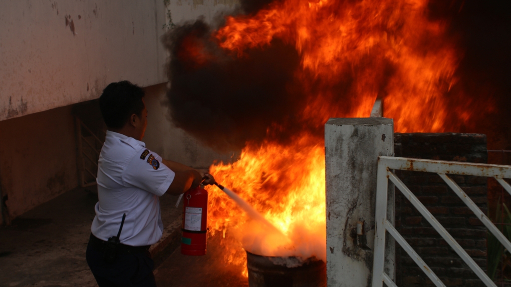 GEDUNG IRM RSUP Dr SARDJITO TERBAKAR, PASIEN SEGERA DIEVAKUASI PETUGAS