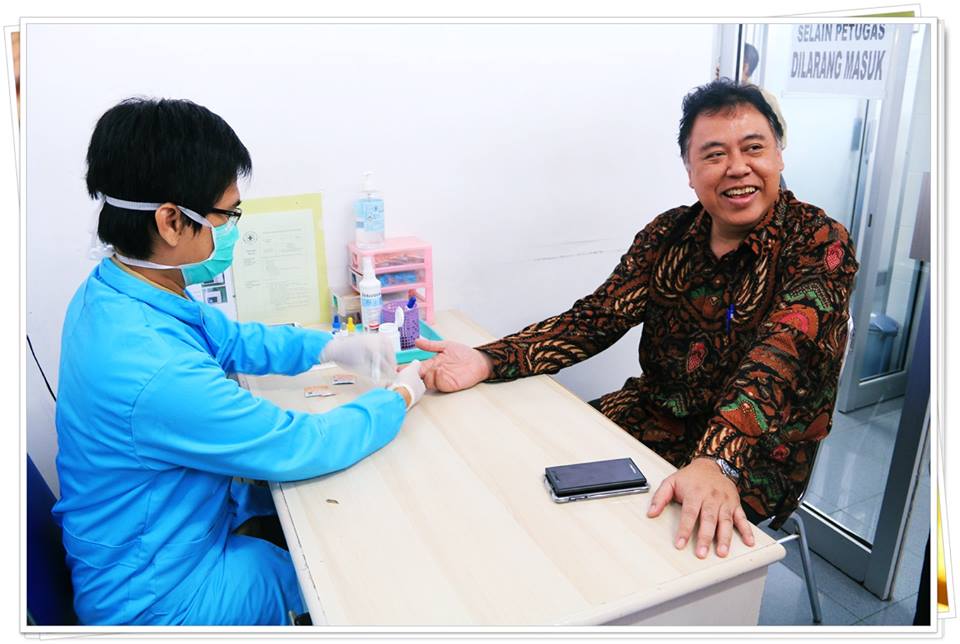 Sekjen KEMENKES RI Donorkan Darah di UPTD Sardjito