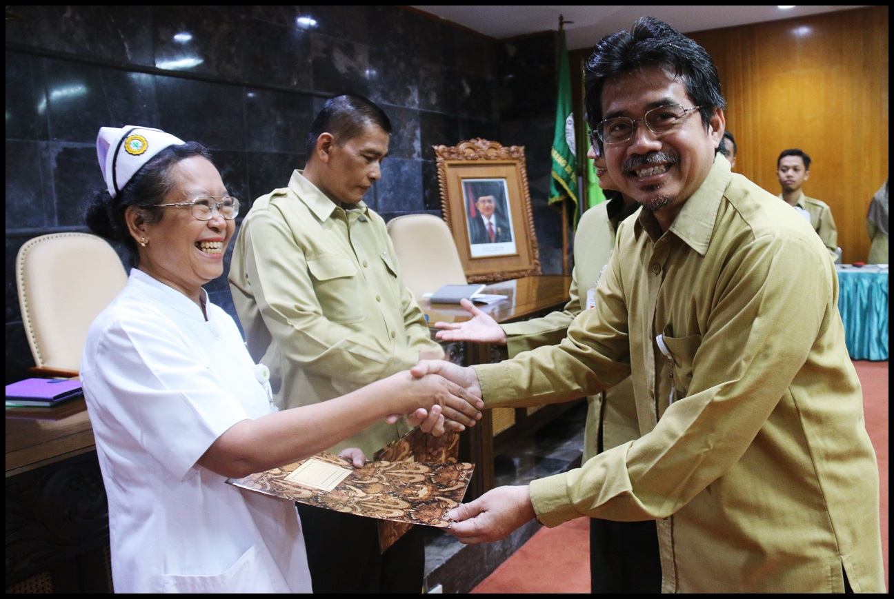 Penyerahan SK Pensiun, Kenaikan Pangkat, Ijin Belajar serta Piagam Penghargaan oleh Direktur Utama RSUP Dr Sardjito