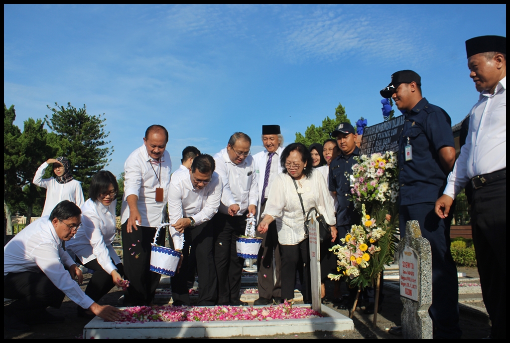 Peringati Hari Ulang Tahun ke-37 RSUP Dr. Sardjito Kunjungi Makam Para Pendahulu