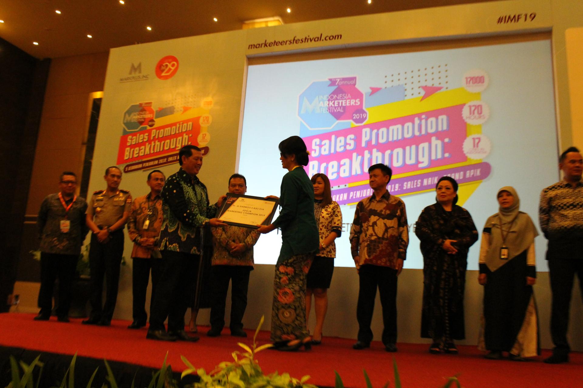 RSUP Dr. Sardjito terima Penghargaan dari Jogja Marketing Champion 2019 (Hospital)
