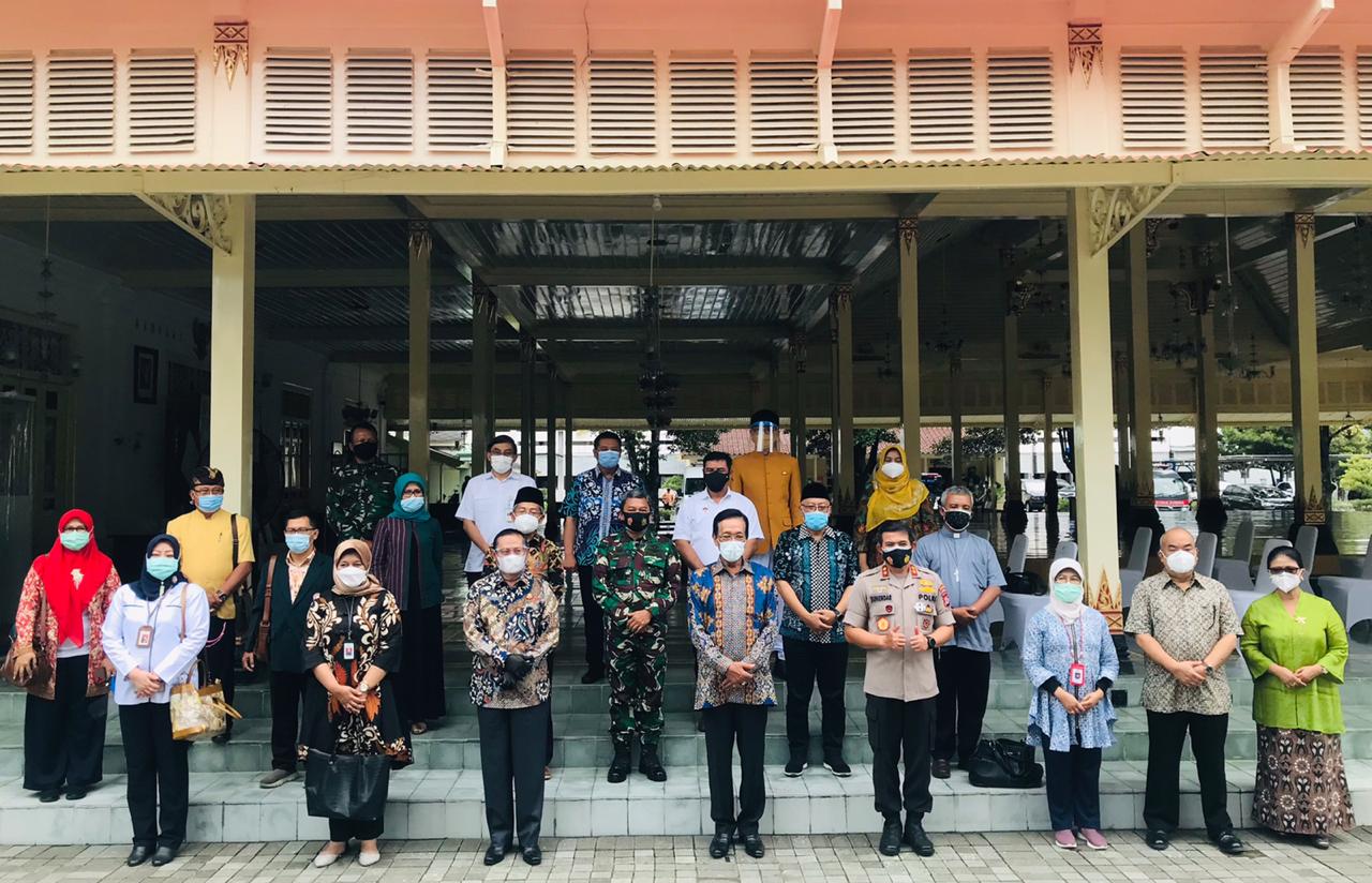 Direktur Utama RSUP Dr. Sardjito Yogyakarta menjadi Salah Satu Tokoh Penerima Vaksin Covid-19 Perdana di DIY